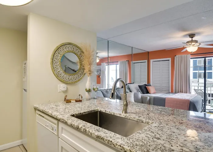 Apartment Unwind Poolside, Walk To Shore! Orange